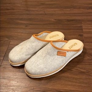 Grey Kavat Slippers Women’s